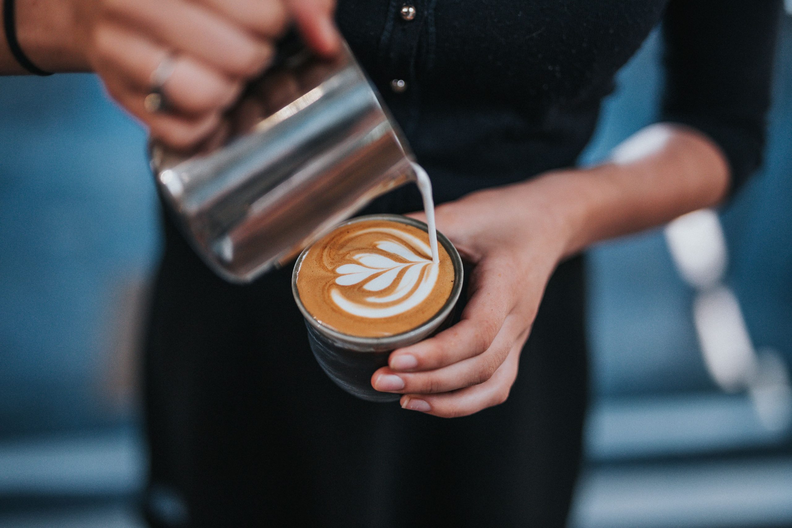 ¿Quién me pone un café, por favor?